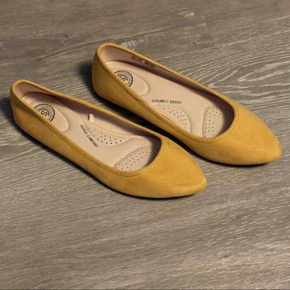 Authentic American Heritage So HiTide Women's Yellow suede Pointed Toe Flats. 8M